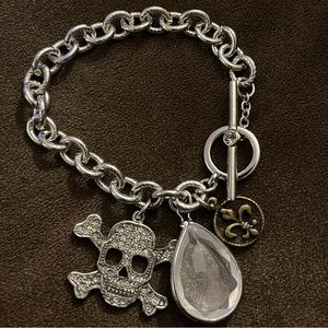 Chunky skull charm bracelet. Good used condition.
